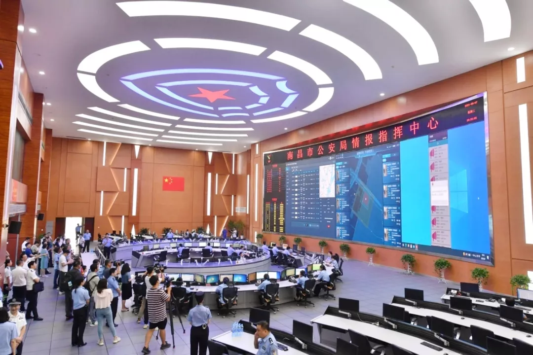 2.媒体参观南昌市公安局新型警力护校园指挥中心.png